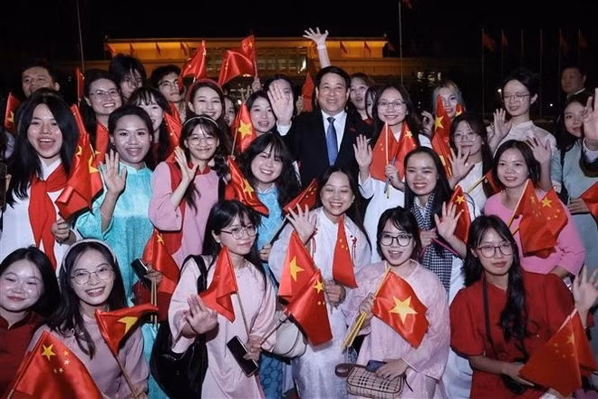 State President Luong Cuong is welcomed by the Vietnamese community in China. (Photo: VNA)