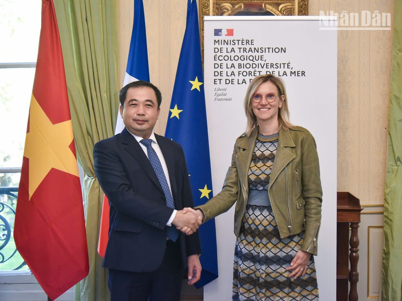 Vietnamese Acting Minister of Agriculture and Environment Tran Duc Thang and Agnes Pannier-Runacher, French Minister for Ecological Transition, Biodiversity, Forests, the Sea and Fisheries. 