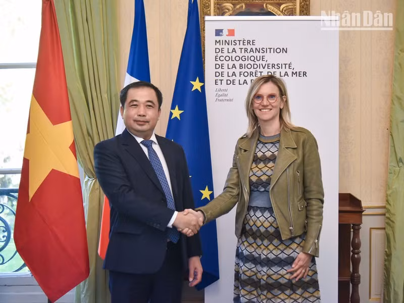 Vietnamese Acting Minister of Agriculture and Environment Tran Duc Thang and Agnes Pannier-Runacher, French Minister for Ecological Transition, Biodiversity, Forests, the Sea and Fisheries. 
