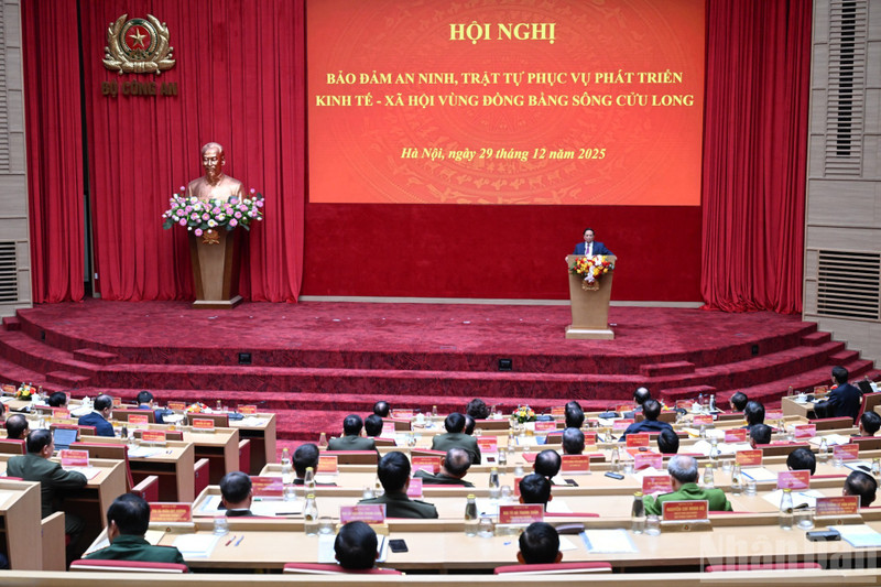 Prime Minister Pham Minh Chinh chairs the conference in Ha Noi on December 29. (Photo: Tran Hai)