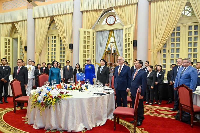 State President Luong Cuong, his spouse, together with Australian Governor-General Sam Mostyn and her spouse and delegates take part in a flag-saluting ceremony at the banquet. (Photo: Thuy Nguyen)
