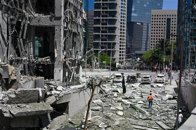Buildings damaged in a missile attack in Ramat Gan city of Israel (Photo: Xinhua/VNA)
