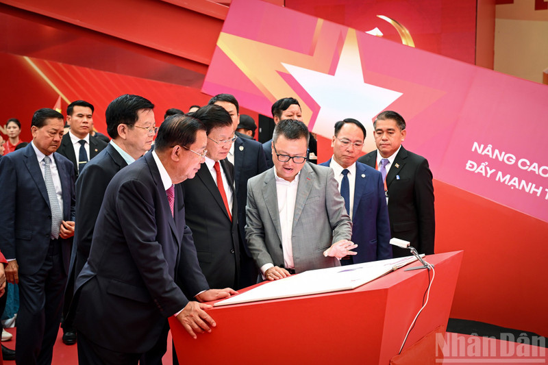 Deputy Prime Minister Mai Van Chinh, Party General Secretary and President of Laos Thongloun Sisoulith, and President of the Cambodian People’s Party and President of the Cambodian Senate Hun Sen visit a space of the Nhan Dan Newspaper at the exhibition on September 2. (Photo: NDO) 
