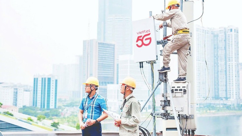 Viettel engineers are installing a 5G station.