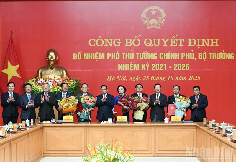 Secretary of the Government Party Committee and Prime Minister Pham Minh Chinh presents the appointment decisions to the new Deputy Prime Ministers and Ministers for the 2021–2026 tenure. (Photo: Tran Hai)