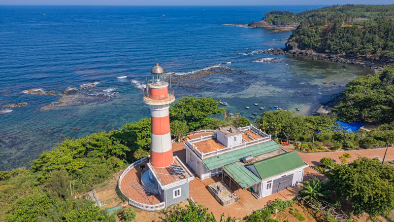 Standing on the farthest outcrop of Ba Lang An Cape is the lighthouse, which has been operating since 1982.