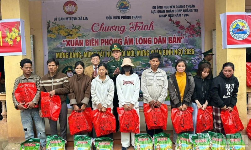 Representatives of the local authorities and Thanh Border Guard Station present gifts to border residents.