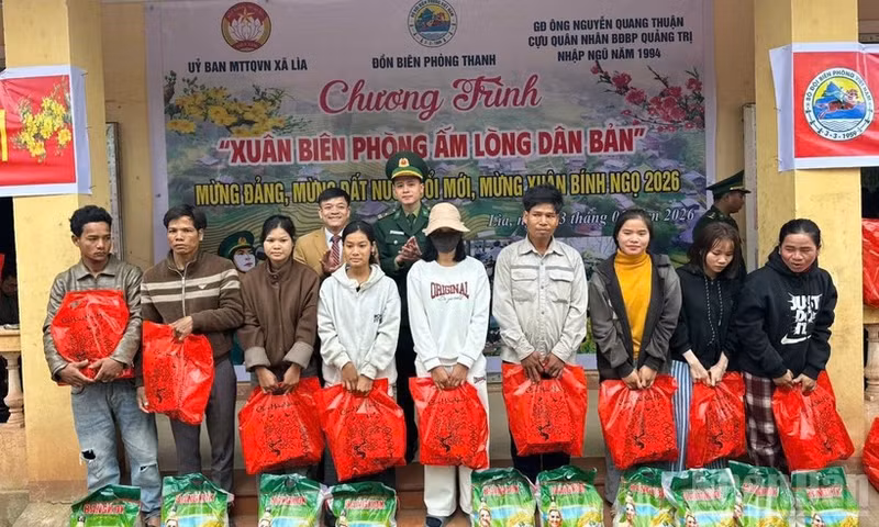 Representatives of the local authorities and Thanh Border Guard Station present gifts to border residents.