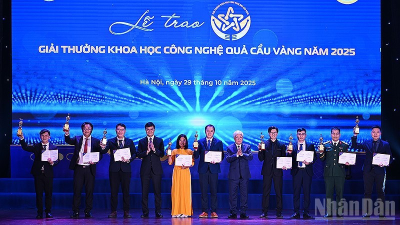 The Golden Globe Science and Technology Awards ceremony on October 29 in Ha Noi.