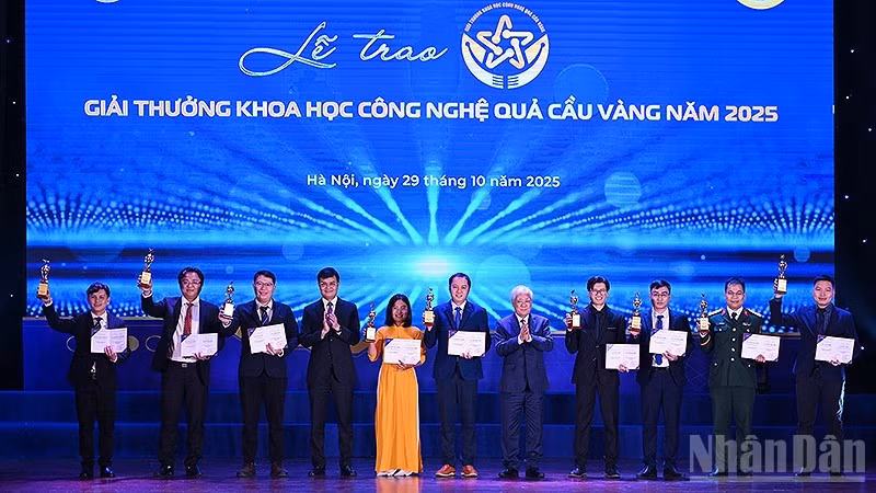 The Golden Globe Science and Technology Awards ceremony on October 29 in Ha Noi.