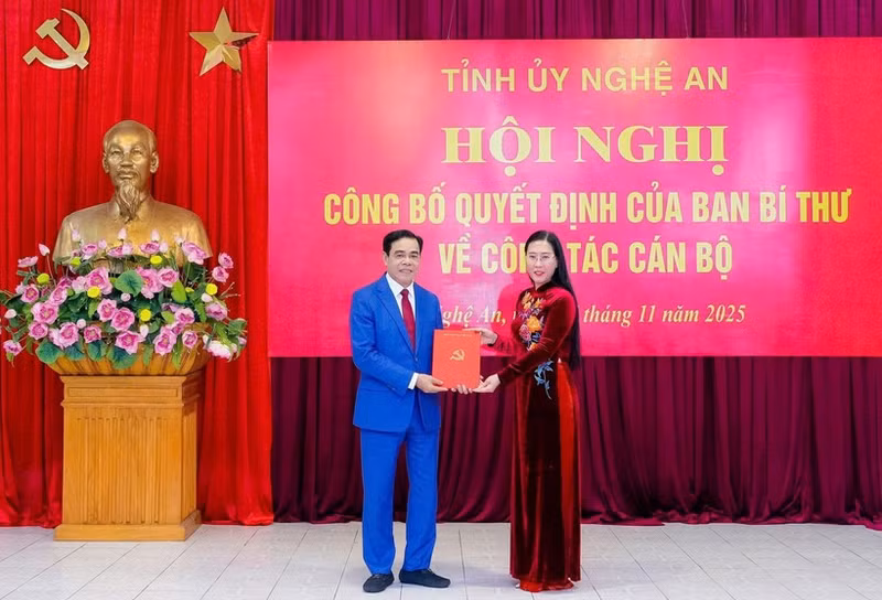 Bui Thi Quynh Van (R), member of the Party Central Committee and Deputy Chairwoman of its Organisation Commission, presents the decision appointing Vo Trong Hai to the position of Deputy Secretary of the Nghe An provincial Party Committee. (Photo: VNA)