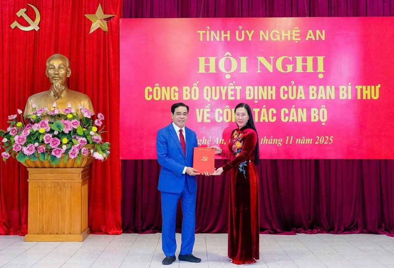Bui Thi Quynh Van (R), member of the Party Central Committee and Deputy Chairwoman of its Organisation Commission, presents the decision appointing Vo Trong Hai to the position of Deputy Secretary of the Nghe An provincial Party Committee. (Photo: VNA)