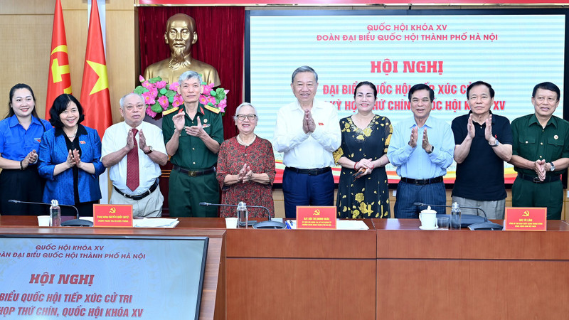 General Secretary To Lam and Ha Noi voters. (Photo: Dang Khoa)