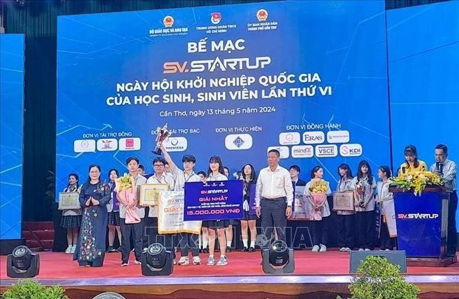 Students from Ha Noi - Amsterdam High School for the Gifted win first prize at the "Students with Startup Ideas" contest in 2024. (Photo: VNA) 
