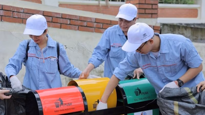 Household waste is being sorted into streetside rubbish bins. (Photo: Trung Tuyen)