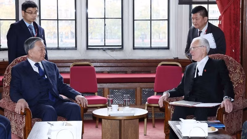 General Secretary of the Communist Party of Viet Nam (CPV) Central Committee To Lam (left) meets with Speaker of the UK House of Lords John McFall (Baron McFall of Alcluith) in London on October 29. (Photo: VNA)