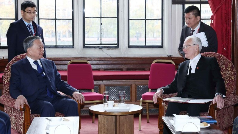 General Secretary of the Communist Party of Viet Nam (CPV) Central Committee To Lam (left) meets with Speaker of the UK House of Lords John McFall (Baron McFall of Alcluith) in London on October 29. (Photo: VNA)
