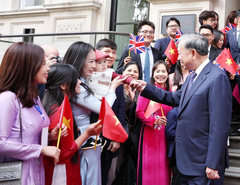 Representatives of the Vietnamese community in the UK bid farewell to Party General Secretary To Lam and his spouse. (Photo: VNA)