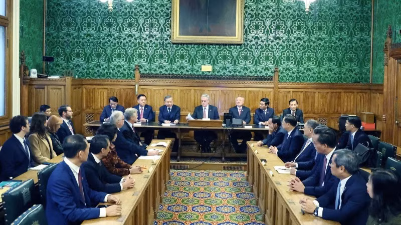 Party General Secretary To Lam meets with representatives of the UK’s All-Party Parliamentary Group for Viet Nam in London on October 29. (Photo: VNA)