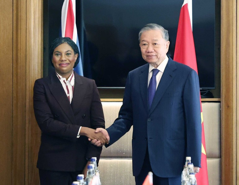 General Secretary of the Communist Party of Viet Nam (CPV) Central Committee To Lam meets with leader of the Conservative Party of the UK Kemi Badenoch in London on October 30. (Photo: VNA)