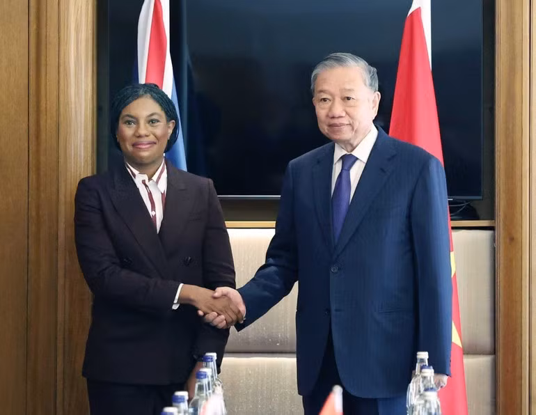 General Secretary of the Communist Party of Viet Nam (CPV) Central Committee To Lam meets with leader of the Conservative Party of the UK Kemi Badenoch in London on October 30. (Photo: VNA) 