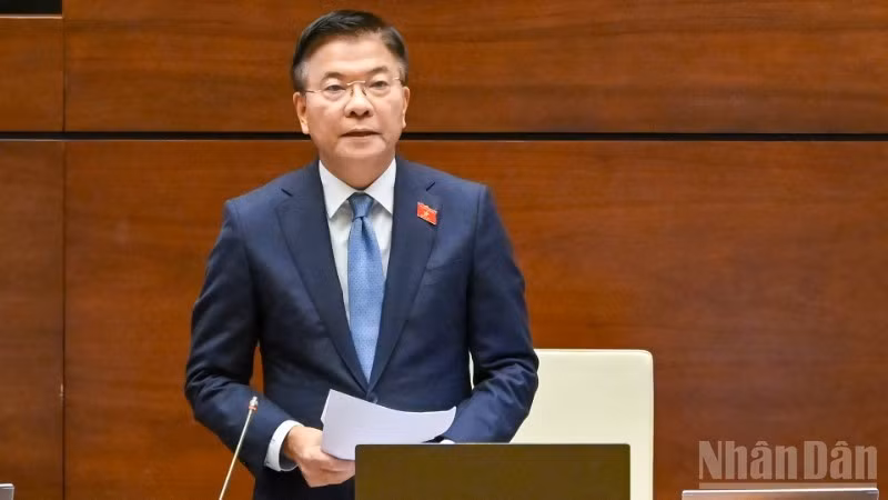 Deputy Prime Minister Le Thanh Long speaks at the 15th National Assembly's ongoing 10th session (Photo: Thuy Nguyen)