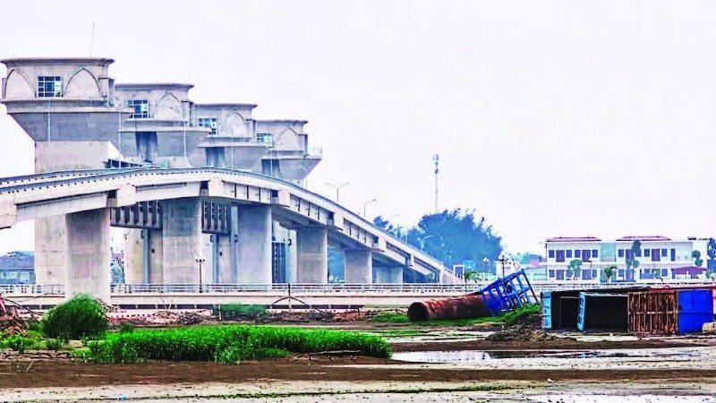 A saltwater intrusion prevention and freshwater storage dam on the Len River in Thanh Hoa Province. (Photo: Mai Luan)