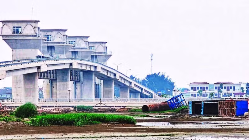 A saltwater intrusion prevention and freshwater storage dam on the Len River in Thanh Hoa Province. (Photo: Mai Luan)