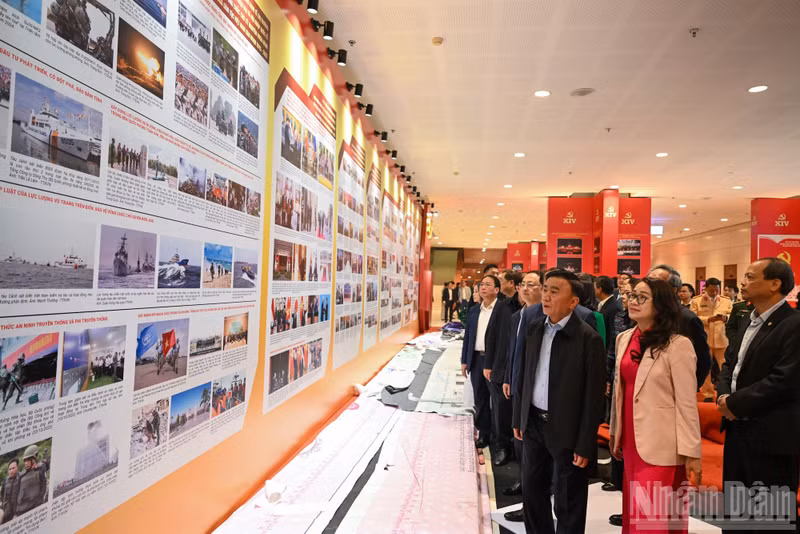 Permanent member of the Secretariat Tran Cam Tu inspects preparations for the 14th National Party Congress.