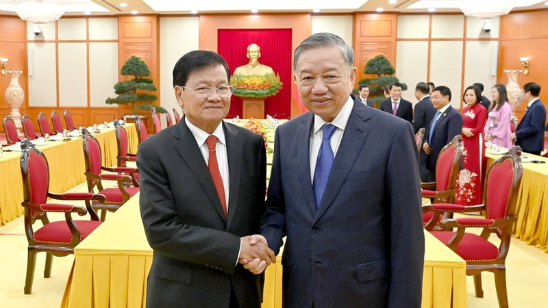 General Secretary To Lam meets with Lao General Secretary and President Thongloun Sisoulith. (Photo: NDO)
