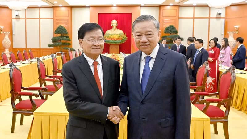 General Secretary To Lam meets with Lao General Secretary and President Thongloun Sisoulith. (Photo: NDO)