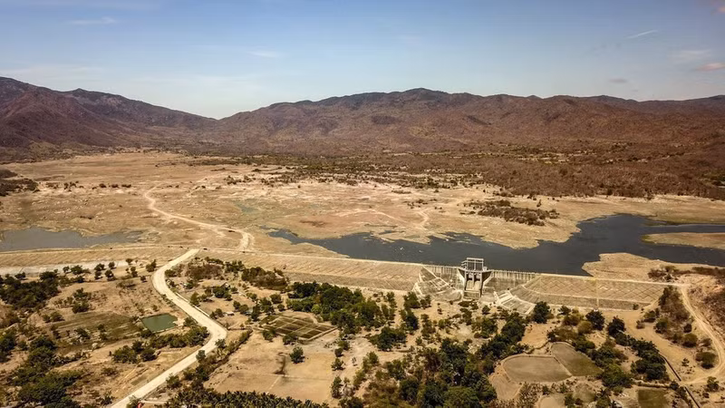 Prolonged heat has left the Song Bieu Reservoir in the former Ninh Thuan Province, now Khanh Hoa Province, completely dry. (Photo: Thanh Dat.)