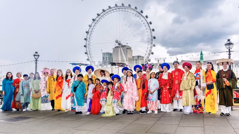 Vietnamese women in Europe in an ao dai performance in event. (Photo: Organisers)