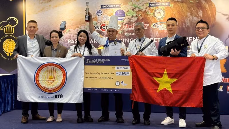 The Vietnamese delegation at the competition.