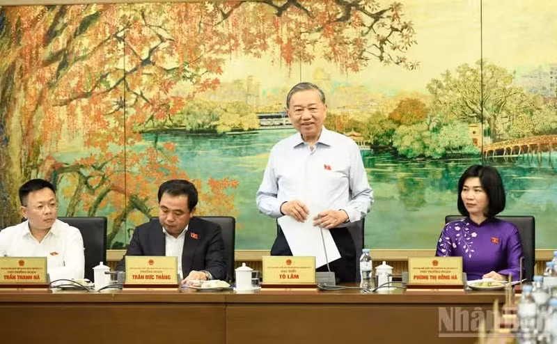 General Secretary and President To Lam speaks at the group discussion. (Photo: Duy Linh)