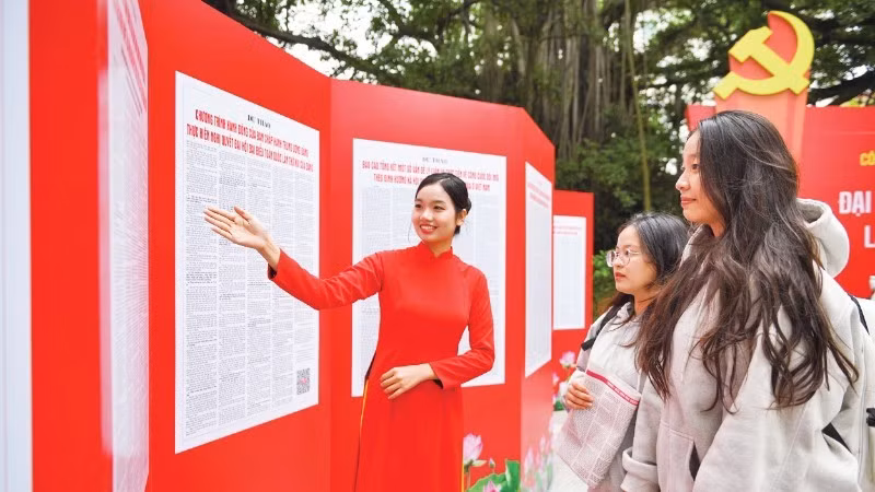An exhibition displaying the full text of draft documents for the 14th National Party Congress at the headquarters of Nhan Dan Newspaper. (Photo: The Dai)