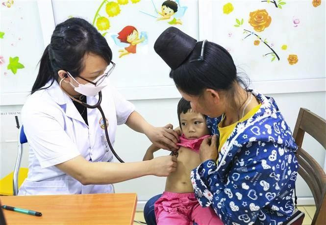 A doctor provides health check-up for a girl at Dien Bien Provincial General Hospital. (Photo: VNA) 
