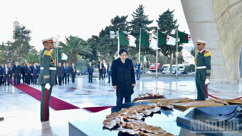 Prime Minister Pham Minh Chinh pays tribute at the Memorial of the Martyr in Algeria on November 19. (Photo: Thanh Giang)