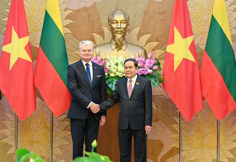 National Assembly Chairman Tran Thanh Man welcomes Lithuanian President Gitanas Nauseda in Ha Noi on June 12. (Photo: Duy Linh) 