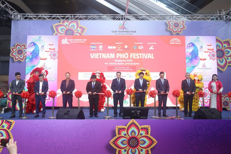 Vietnamese Ambassador to Singapore Tran Phuoc Anh and delegates cut the ribbon to open the Viet Nam Pho Festival 2025 in Singapore. (Photo: VNA) 