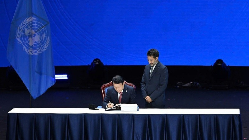 Minister of Public Security Luong Tam Quang signs the United Nations Convention against Cybercrime. (Photo: Thuy Nguyen)