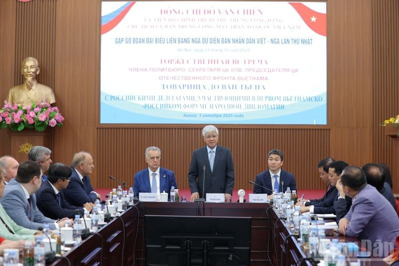President of the Viet Nam Fatherland Front Central Committee Do Van Chien speaks at the meeting with the Russian delegation who are in Viet Nam for the first Viet Nam – Russia People’s Forum on October 1. (Photo: Khanh Lan)