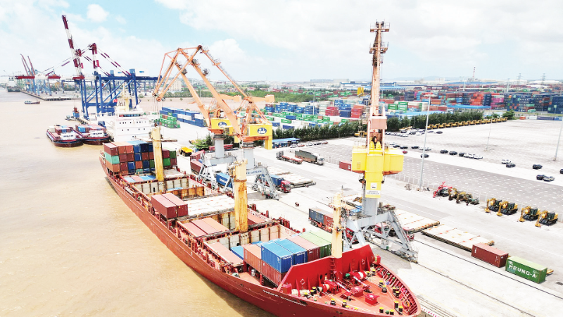 Loading and unloading goods at Hai Phong Port. (Photo: Tran Quoc)