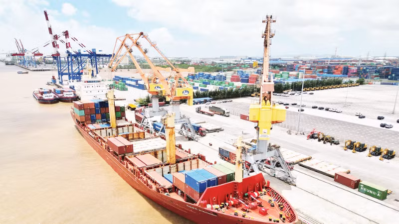 Loading and unloading goods at Hai Phong Port. (Photo: Tran Quoc)