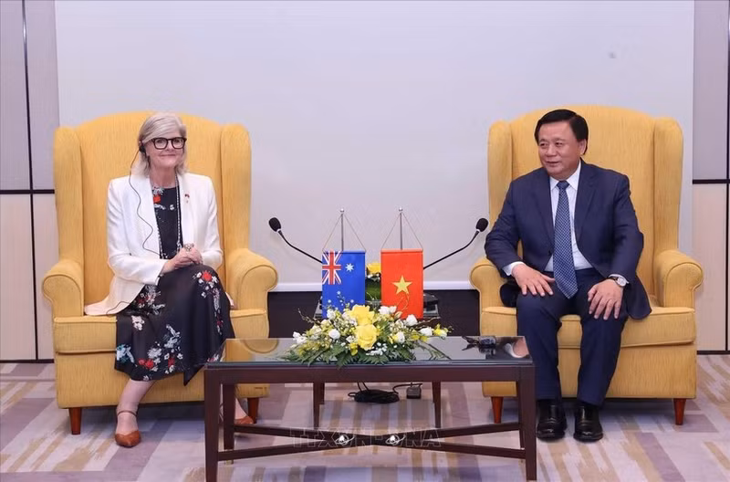 Prof. Dr. Nguyen Xuan Thang (R), Politburo member, President of the Ho Chi Minh National Academy of Politics (HCMA), and Chairman of the Central Theory Council meets with Australian Governor-General Sam Mostyn in Ha Noi on September 10. (Photo: VNA)