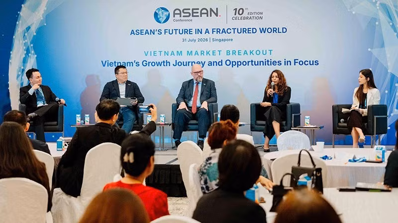 Speakers and delegates at the consultation session. (Photo courtesy of the Viet Nam Young Entrepreneurs Association).