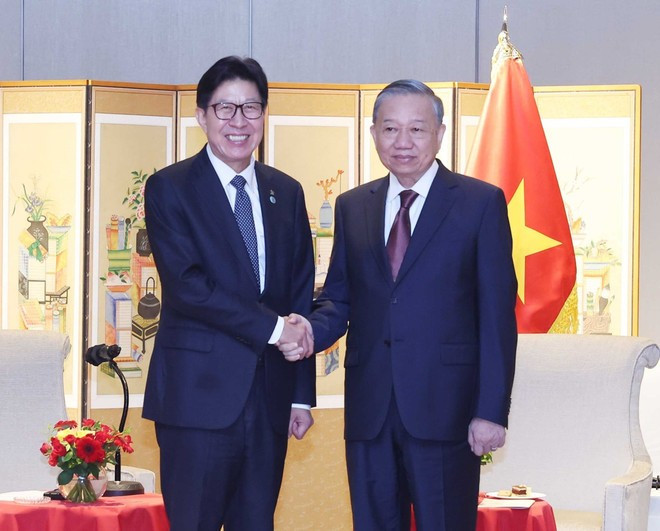Party General Secretary To Lam and Busan Mayor Park Hyeong Jun on August 13. (Photo: VNA) 