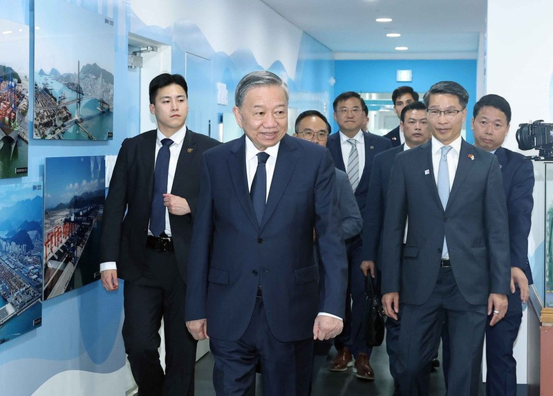 Party General Secretary To Lam visits Dongwon Global Terminal Busan in Busan. (Photo: VNA) 