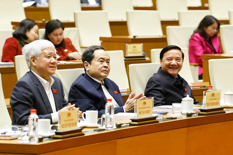 NA Chairman Tran Thanh Man (centre) and Vice Chairmen Do Van Chien (left) and Nguyen Khac Dinh at the conference on January 13. (Photo: VNA) 
