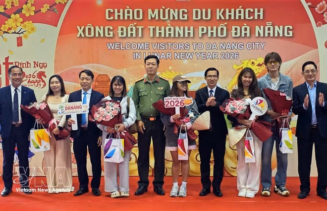 International visitors arriving to be the first to set foot in the city on the first day of the 2026 New Year were welcomed at Da Nang International Airport. (Photo: VNA)